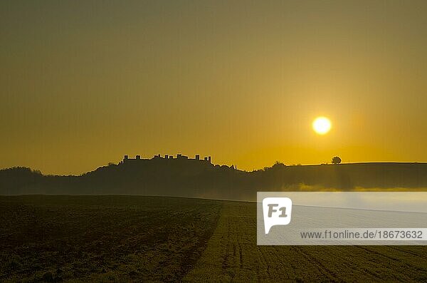 Schloss Monteriggioni  Sonnenaufgang an einem nebligen Morgen  Toskana  Italien  Europa