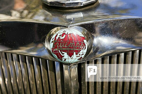 Logo mit Weltkarte und Schriftzug Triumph vom historischen klassischen Sportwagen Jahrgang 1948  Triumph 1800 Roadster  Classic Days  Berlin  Deutschland  Europa