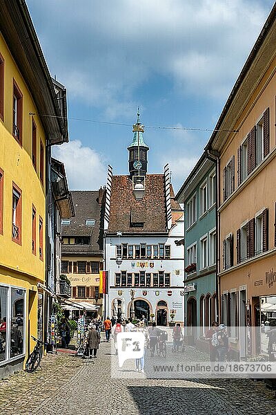 Fußgängerzone in der Altstadt von Staufen mit dem Rathaus  Staufen im Breisgau  Landkreis Breisgau-Hochschwarzwald  Schwarzwald  Baden-Württemberg  Deutschland  Europa