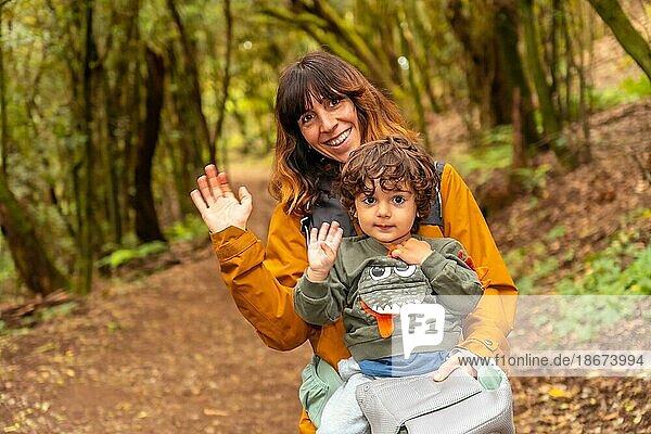 Mutter und Sohn haben Spaß beim Wandern im moosbewachsenen Wald des Nationalparks Garajonay  La Gomera  Kanarische Inseln