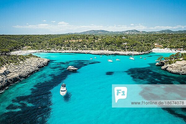 Blaues Wasser in einer ruhigen Bucht auf Mallorca