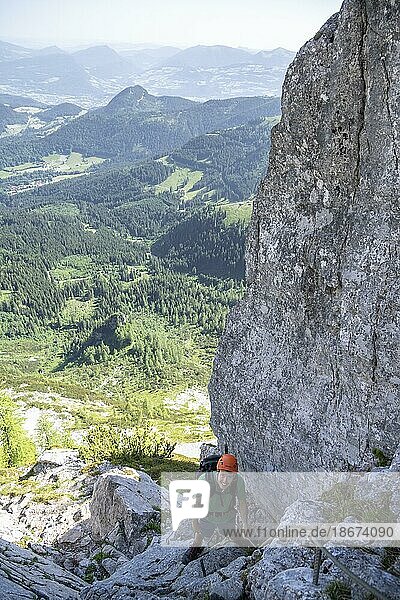Bergsteiger am Mannlsteig  Klettersteig am Hohen Göll  Berglandschaft  Berchtesgadener Alpen  Berchtesgadener Land  Bayern  Deutschland  Europa