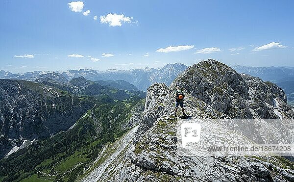Bergsteiger am Grat des Hohen Brett  bei der Überschreitung vom Hohen Göll zum Hohen Brett  Ausblick ins Hagengebirge  Berchtesgadener Alpen  Berchtesgadener Land  Bayern  Deutschland  Europa