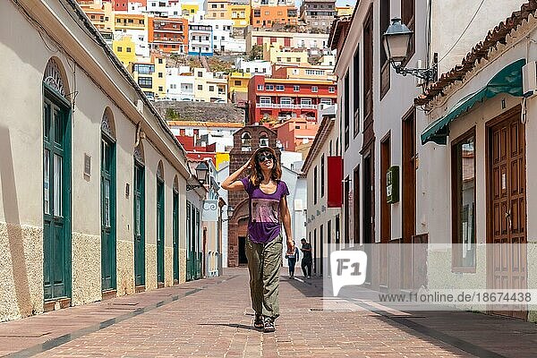 Lifestyle  Frau im Urlaub beim Spaziergang durch die Stadt San Sebastian de la Gomera neben der Iglesia De La Asuncion  Kanarische Inseln