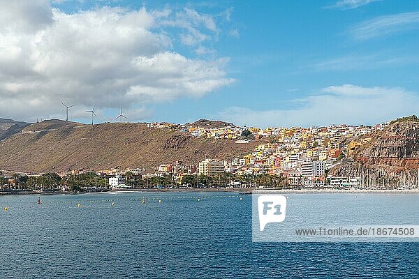 Blick auf die Stadt und den Hafen von San Sebastian de la Gomera von der Fähre aus gesehen  die nach Teneriffa fährt. Kanarische Inseln