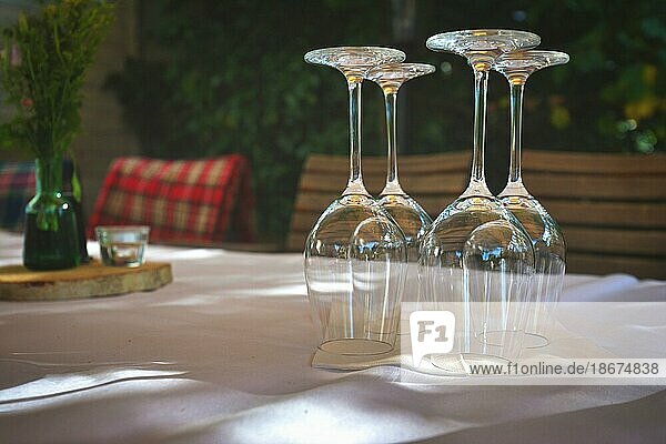 Elegante Tabelle im Restaurant mit angeordneten leeren Weingläser auf den Kopf gestellt auf unscharfen Hintergrund