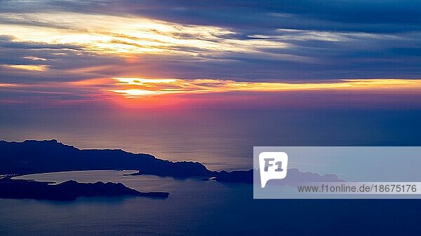 Blick auf Halbinseln Formentor und La Victoria im Sonnenuntergang  Mallorca  Balearen  Spanien  Europa