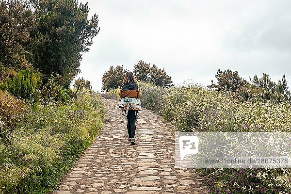 Frau auf dem Weg zum Gipfel des Garajonay auf La Gomera  Kanarische Inseln