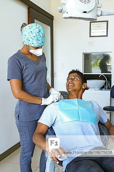 Porträt eines Zahnarztes und seines Patienten  die sich in einer Zahnarztpraxis ansehen. Konzept der Zahnaufhellung  Zahnpflege  Mundgesundheit  Zahnmedizin Werbung