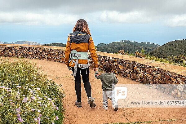 Mutter und Sohn wandern und betrachten die Aussicht vom Gipfel des Garajonay auf La Gomera  Kanarische Inseln