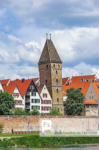 Teilausschnitt der weltberühmten Donaufront mit historischen Häusern des Fischerviertels und dem Schiefen Turm (Metzgerturm)  Ulm an der Donau  Baden-Württemberg  Deutschland  Europa