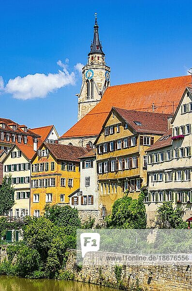 Schöner Anblick der historischen Neckarfront in der Altstadt von Tübingen  Baden-Württemberg  Deutschland  Europa