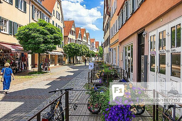 Straßenszene in der Ammergasse mit Passanten und Ladengeschäften sowie bunten Blumendekorationen  Tübingen  Baden-Württemberg  Deutschland  Europa