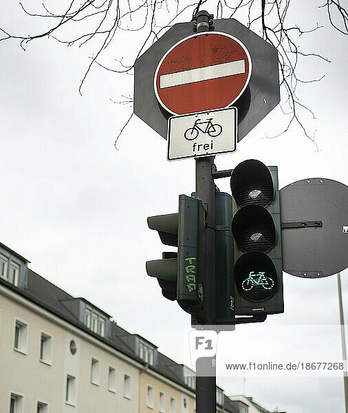 Durchfahrt verboten für Radfahrer frei in Bonn  18.02.2021.  Bonn  Deutschland  Europa