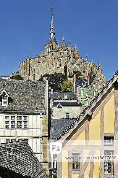 Mittelalterliche Häuser in der Grande Rue am Mont Saint Michel  Normandie  Frankreich  Europa