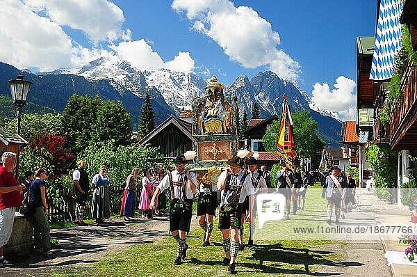 Bayern  Trachten  Folklore  Tradition  Brauchtum  Fronleichnamsprozession  Bergpanorama  Zugspitzgruppe  Werdenfels  Garmisch-Partenkirchen  Frühlingstrasse  historisch  geschmückt