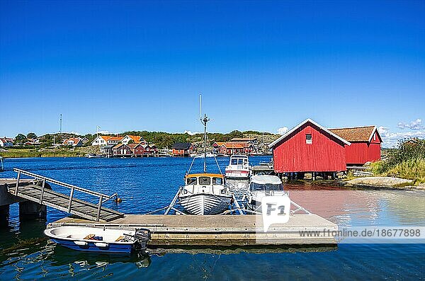 Anlegestelle mit Booten und Bootshäuser in der malerischen Ortschaft Långegärde  11. August 2016  Südkosterinsel  Bohuslän  Västra Götalands län  Schweden  Europa