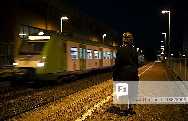Thema: Ältere Frau wartet bei Nacht auf einen Zug.  Dortmund  Deutschland  Europa