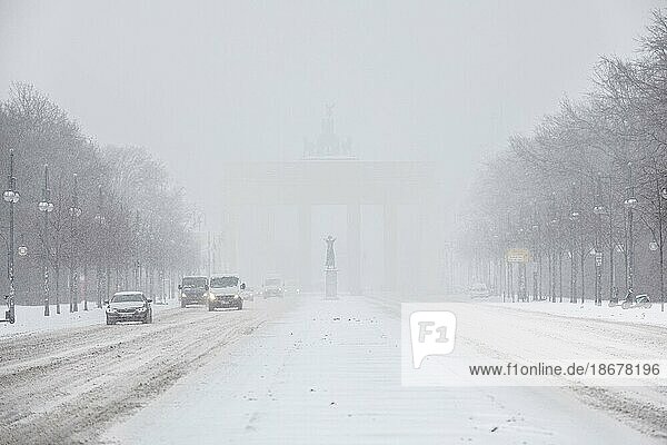 Berlin  Verkehr auf der schlecht geräumten Strasse des 17. Juni in Richtung Brandenburger Tor  aufgenommen während starken Schneefalls in Berlin