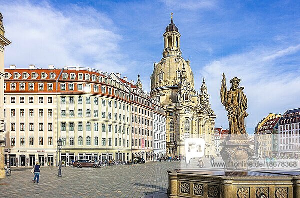Ansicht der Frauenkirche und des Friedensbrunnens mit Blick über den Neumarkt vom Jüdenhof aus gesehen  Dresden  Sachsen  Deutschland  Europa