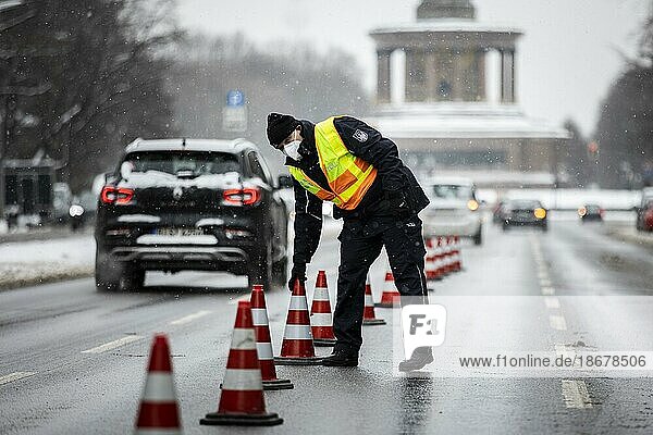Customs check on the Strasse des 17. Juni in Berlin  09.02.2021. (Only for editorial use.) Berlin  Germany  Europe