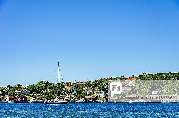 Malerische Küstenlandschaft mit Segelboot und Bootsschuppen  Südküste der Nordkosterinsel  Bohuslän  Västra Götalands län  Schweden  Europa