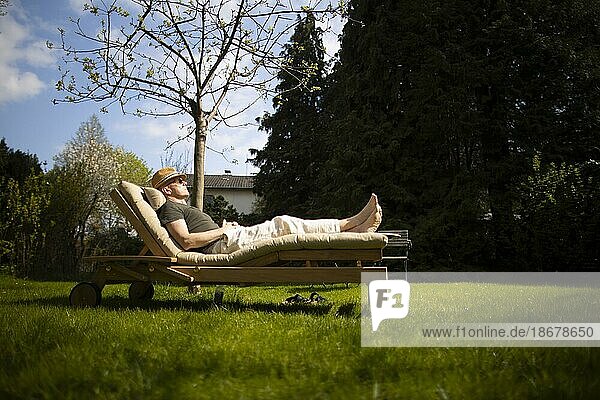 Thema: Entspannung auf einer Liege im Frühjahr.  Bonn  Deutschland  Europa