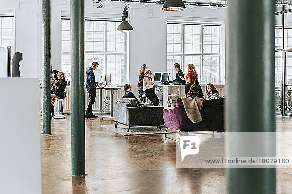Multirassische Geschäftsleute arbeiten in einem modernen Büro zusammen