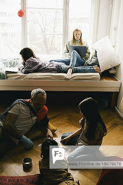 Familie spielt im Wohnzimmer zu Hause
