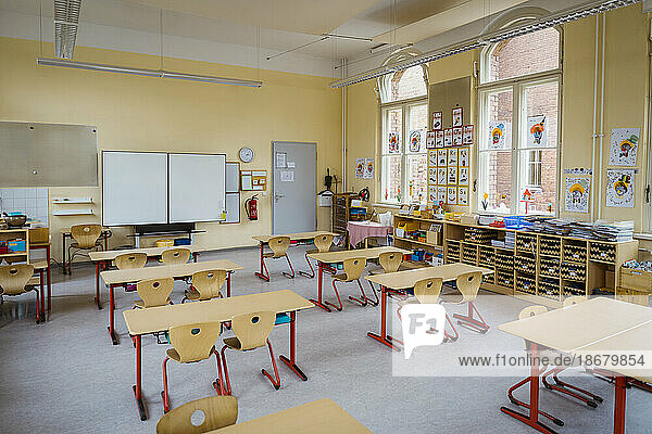 Ordentliches Klassenzimmer mit Regalen und Möbeln in der Schule