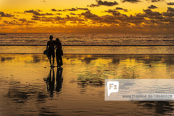 View of couple at sunset on Kuta Beach  Kuta  Bali  Indonesia  South East Asia  Asia