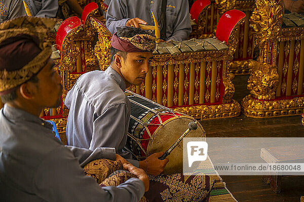 Locals playing Gamelan Saron Gangsa  traditional musical instruments  Ulun Danu Beratan temple on Lake Bratan  Bali  Indonesia  South East Asia  Asia