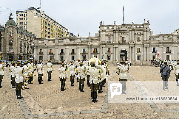 Policemen performing changing of guards ceremony in front of La Moneda Palace  Santiago  Santiago Metropolitan Region  Chile  South America