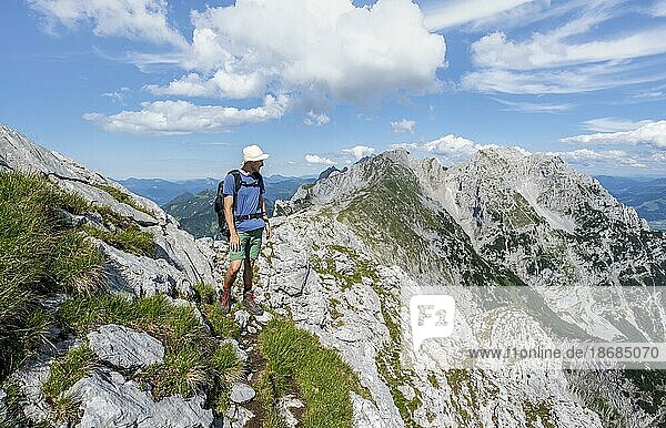 Bergsteiger auf einem schmalen Gratweg  Überschreitung der Hackenköpfe  felsige Berge des Kaisergebirge  Wilder Kaiser  Kitzbühler Alpen  Tirol  Österreich  Europa