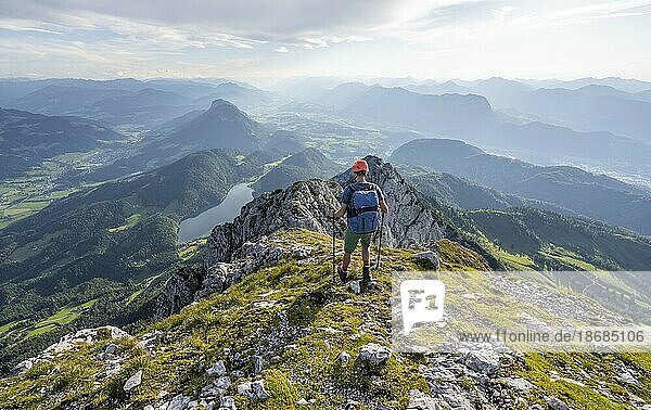 Mountaineers at the summit of the Scheffauer  view of Hintersteiner See and Inntal  Kaisergebirge  Wilder Kaiser  Kitzbühler Alpen  Tyrol  Austria  Europe