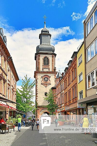 Straße und katholische Votivkirche Mariä Heimsuchung in der historischen Altstadt von Aschaffenburg mit kleinen Geschäften und Cafés an einem sonnigen Sommertag  Aschaffenburg  Deutschland  Europa