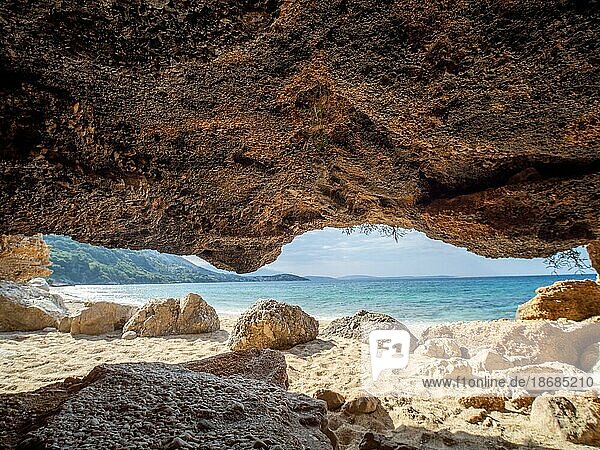 Karsthöhle am Sandstrand beim Campingplatz von Stara Baska  Stara Ba?ka  Insel Krk  Kvarner Bucht  Primorje-Gorski kotar  Kroatien  Europa