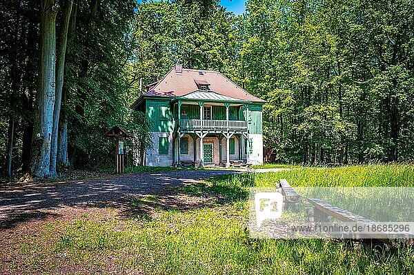 Grünes Haus auf der Jagdanlage Rieseneck im Sommer bei Sonnenschein  Kleineutersdorf  Thüringen  Deutschland  Europa