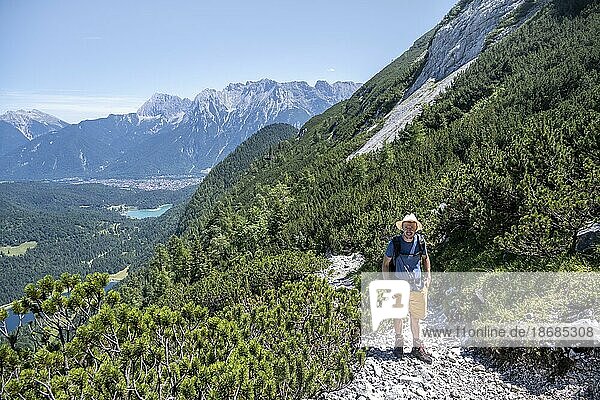 Bergsteiger beim Aufstieg zur Oberen Wettersteinspitze  hinten Lautersee  Wettersteingebirge  Bayerische Alpen  Bayern  Deutschland  Europa
