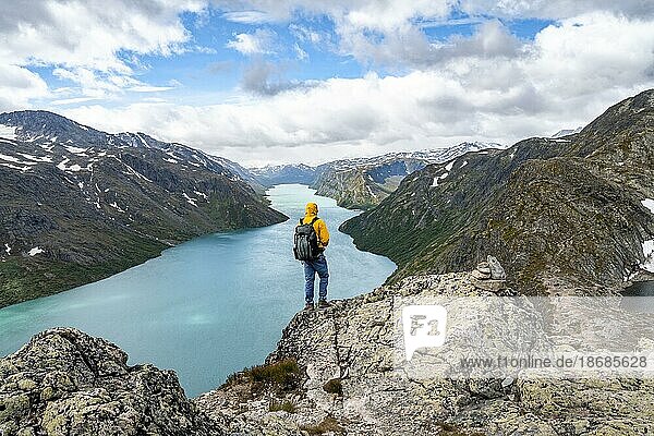 Ausblick auf See Gjende und Berge  Bergsteiger auf Besseggen Wanderung  Gratwanderung  Jotunheimen Nationalpark  Vågå  Innlandet  Norwegen  Europa