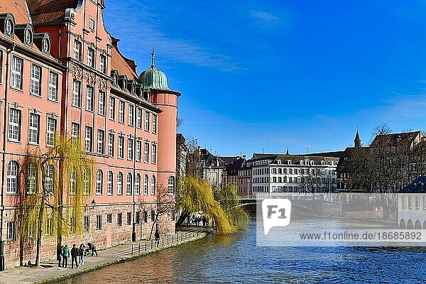 Fluss 'III' mit Brücke und Wohnhäusern im historischen Viertel 'Petite France' in der Stadt Straßburg  Straßburg  Frankreich  Europa