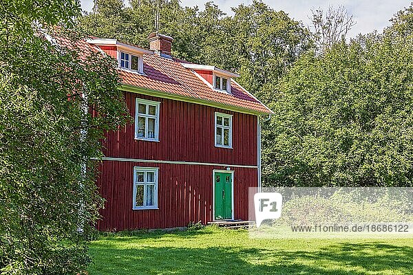 Rotes altes Haus mit Garten am Rande des Waldes  Schweden  Europa
