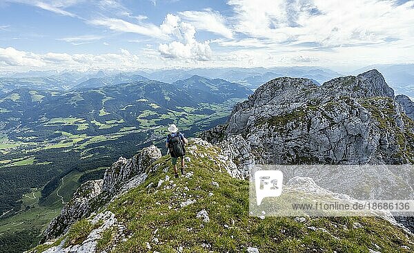Bergsteiger auf einem schmalen Gratweg  Überschreitung der Hackenköpfe  Kaisergebirge  Wilder Kaiser  Kitzbühler Alpen  Tirol  Österreich  Europa