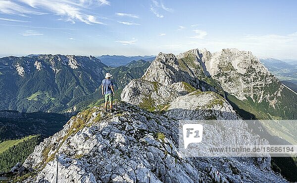 Bergsteiger am Gipfel des Scheffauer  Ausblick auf felsigen Bergkamm des Kaisergebirge  Wilder Kaiser  Kitzbühler Alpen  Tirol  Österreich  Europa