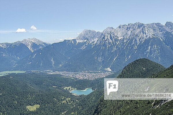 Ausblick auf Lautersee Mittenwald und Karwendelgebirge  Aufstieg zur Oberen Wettersteinspitze  hinten Ferchensee  Wettersteingebirge  Bayerische Alpen  Bayern  Deutschland  Europa