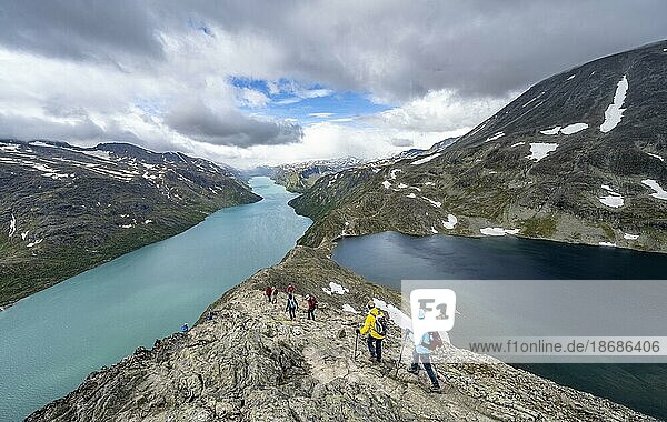 Ausblick auf See Gjende  See Bessvatnet und Berge  Wanderer auf der Besseggen Wanderung  Gratwanderung  Jotunheimen Nationalpark  Vågå  Innlandet  Norwegen  Europa