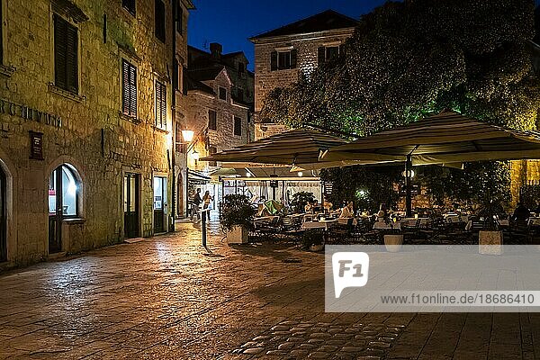Historische Plätze und Gassen am Abend  Altstadt von Kotor  Bucht von Kotor  Montenegro  Europa