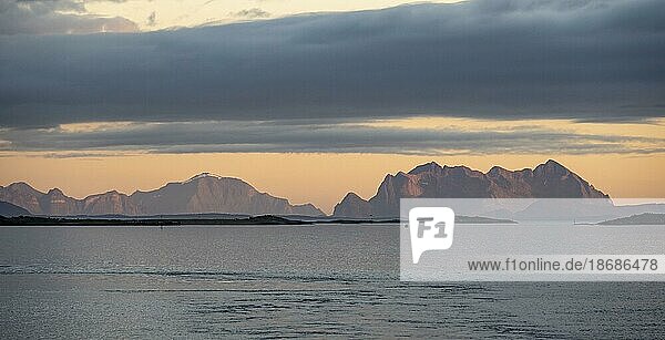Meer und felsige Bergkette  bei Sonnenuntergang  Bodø  Nordland  Norwegen  Europa