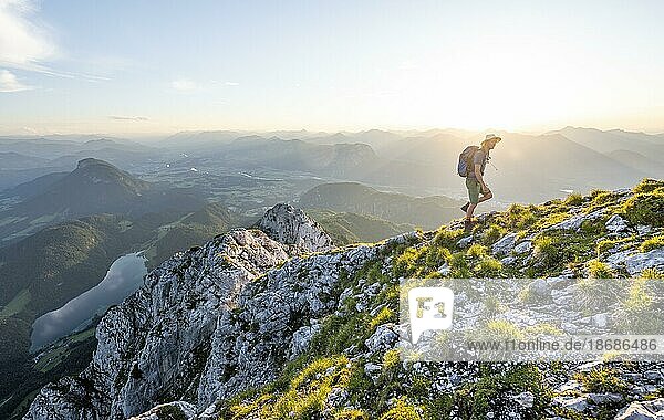 Bergsteiger am Gipfel des Scheffauer im stimmungsvollen Abendlicht  Ausblick auf Hintersteiner See und Inntal  Kaisergebirge  Wilder Kaiser  Kitzbühler Alpen  Tirol  Österreich  Europa