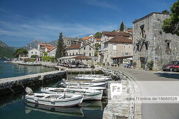 Hafen  alte Paläste  Promenade  Perast  Bucht von Kotor  Montenegro  Europa